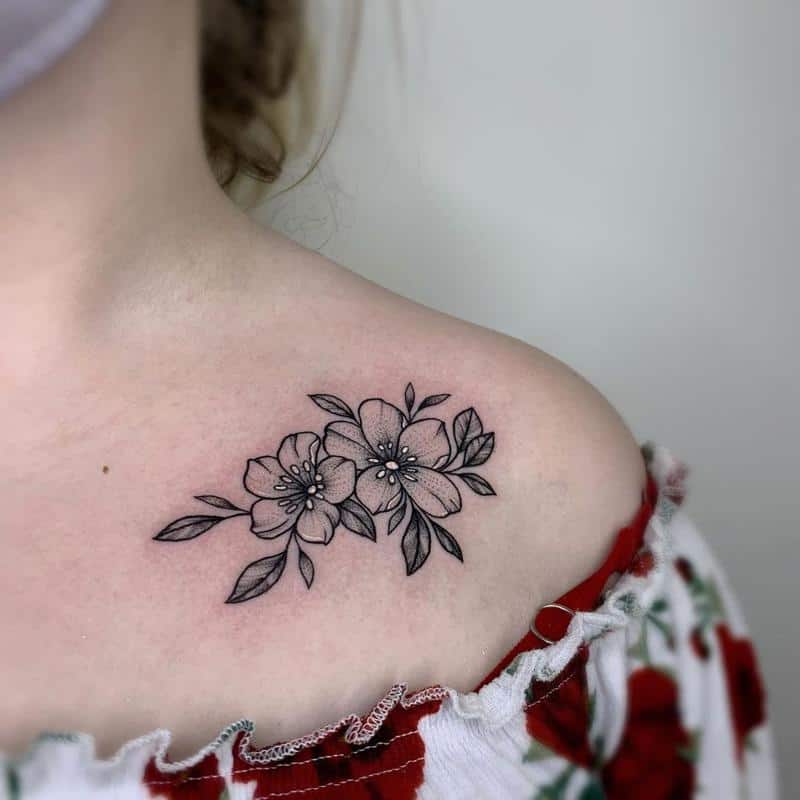 Tatuaje de flor de cerezo en el hombro 1
