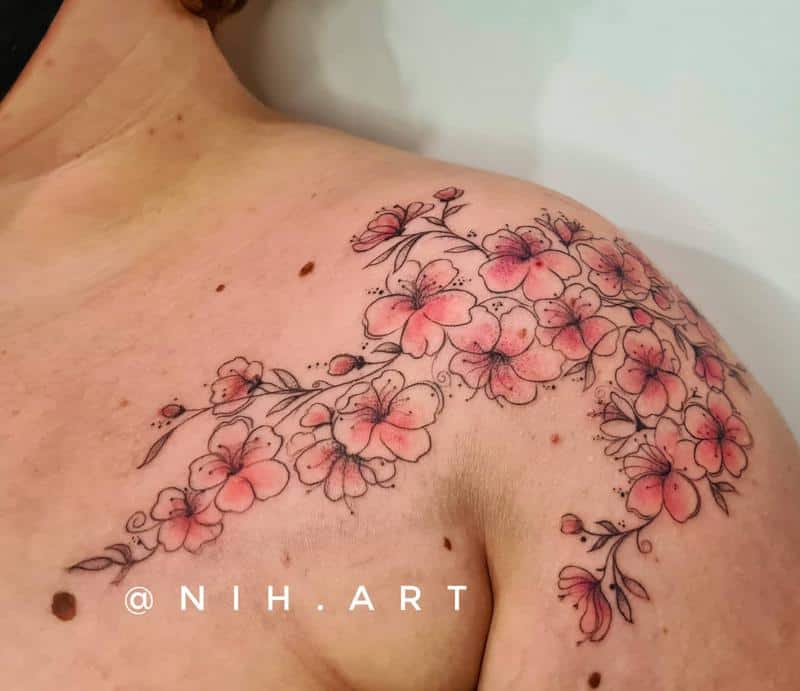 Tatuaje de flor de cerezo en el hombro 3