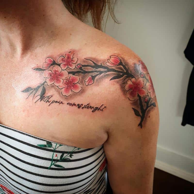 Tatuaje de flor de cerezo en el hombro 5