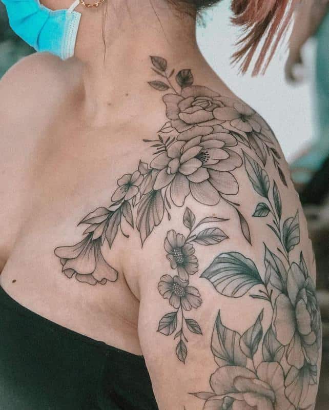 Tatuaje de peonía en el hombro 4