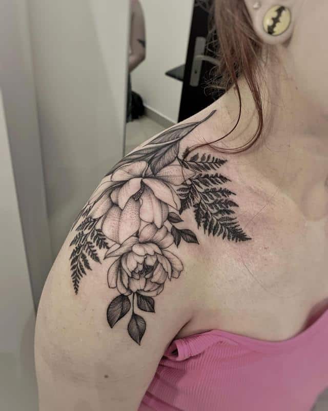 Tatuaje de peonía en el hombro 2