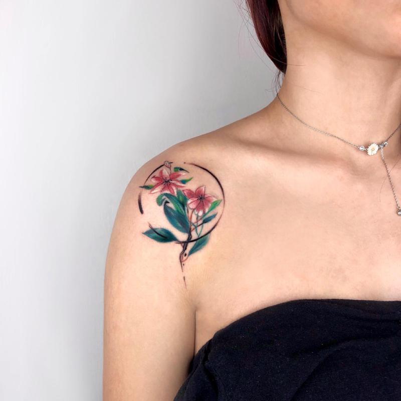 Tatuaje de jazmín en el hombro 2