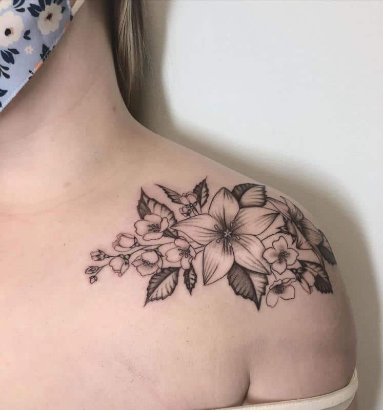 Tatuaje de jazmín en el hombro 5