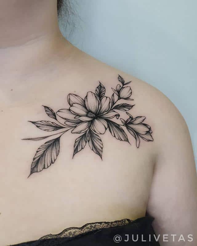 Tatuaje de magnolia en el hombro 2