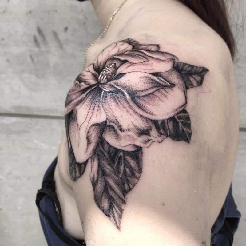 Tatuaje de magnolia en el hombro 3