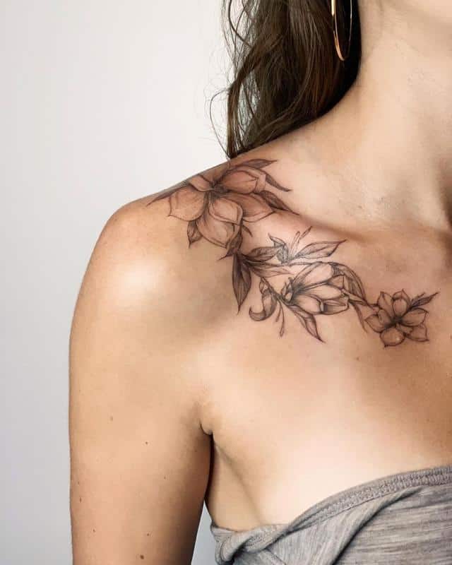 Tatuaje de magnolia en el hombro 4