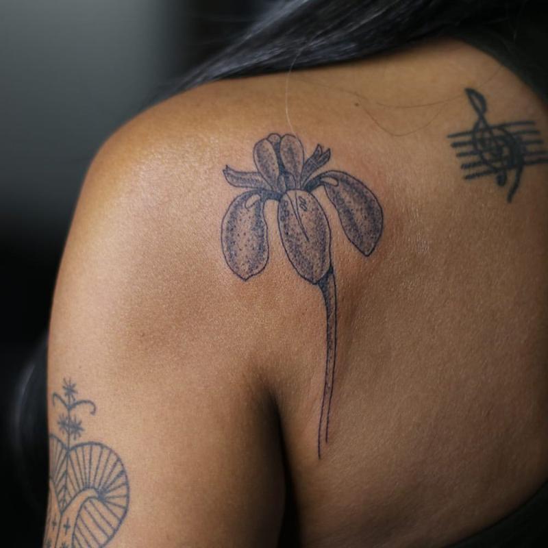 Tatuaje de iris en el hombro 5