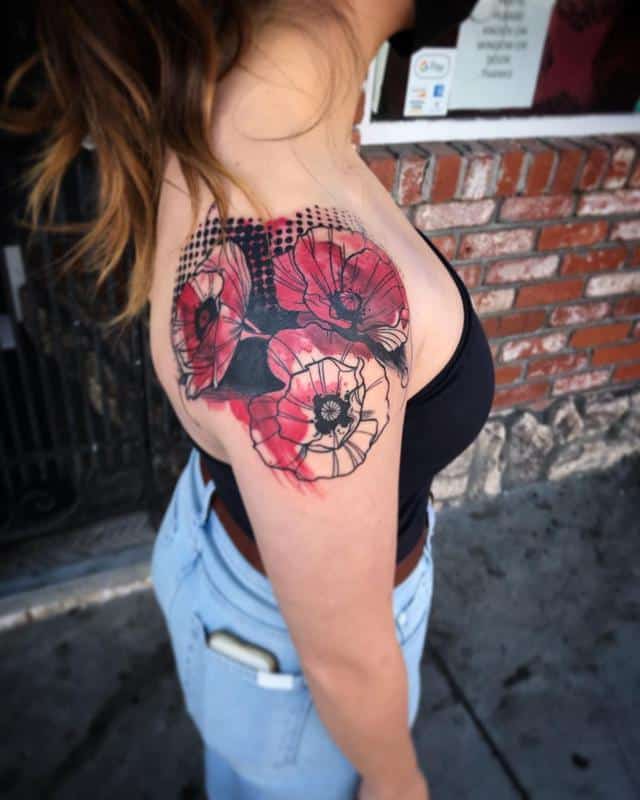 Tatuaje de amapola en el hombro 5