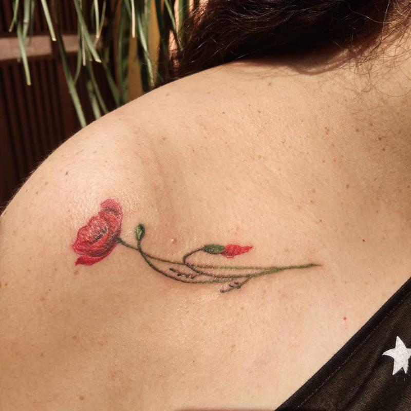 Tatuaje de amapola en el hombro 3