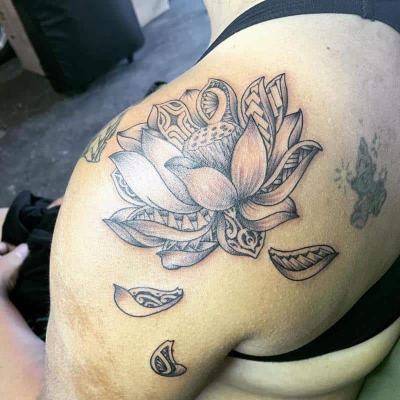 Tatuaje de flor tribal en el hombro 3