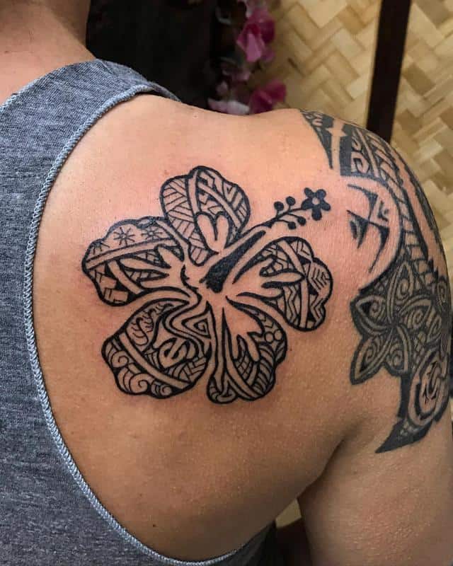 Tatuaje de flor tribal en el hombro 4