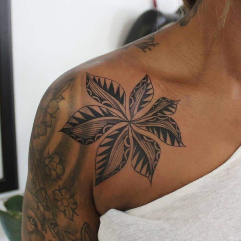 Tatuaje de flor tribal en el hombro 2