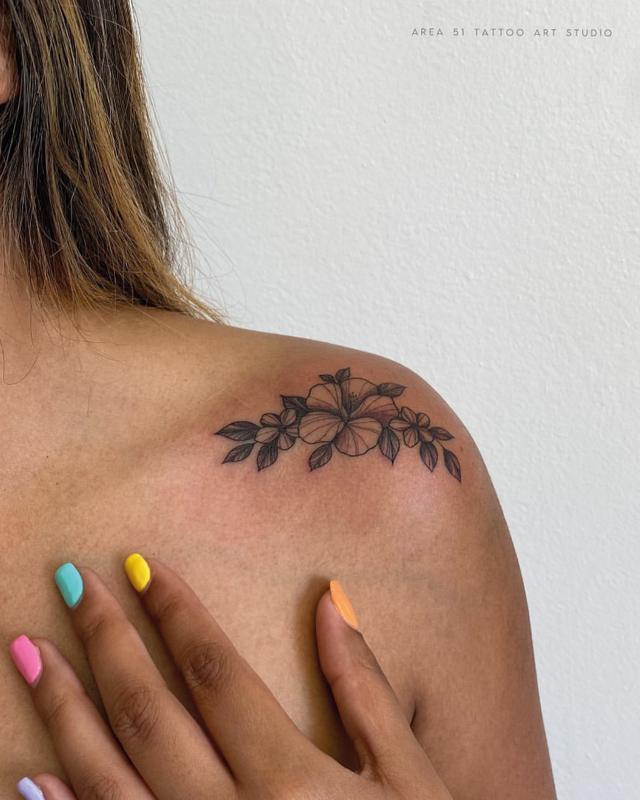 Pequeño tatuaje de flor en el hombro 1