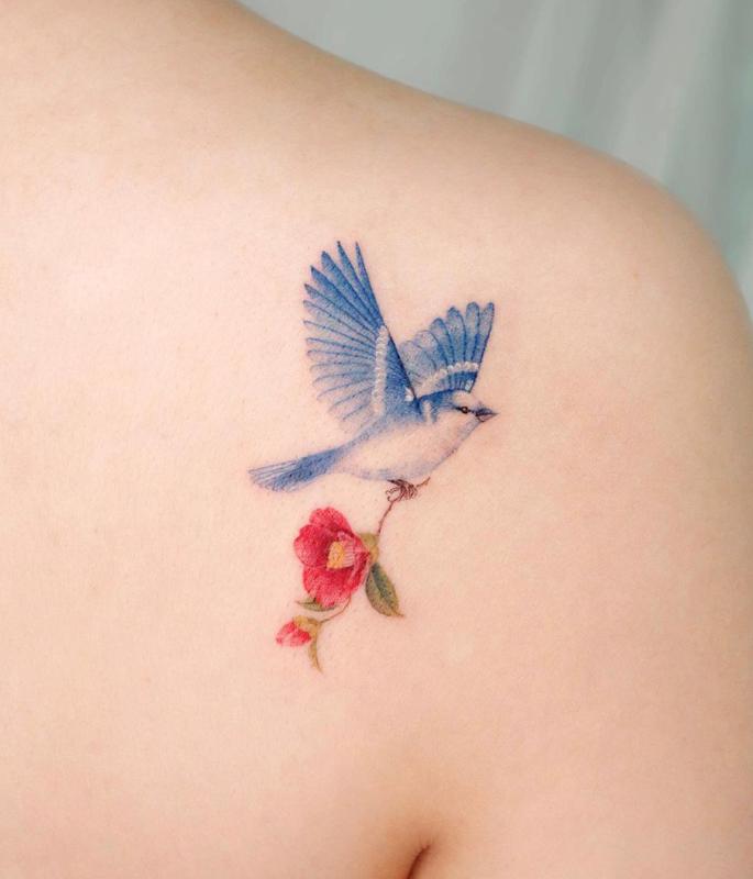 Pequeño tatuaje de flor en el hombro 3