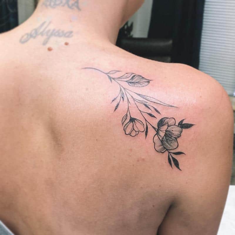 Pequeño tatuaje de flor en el hombro 2