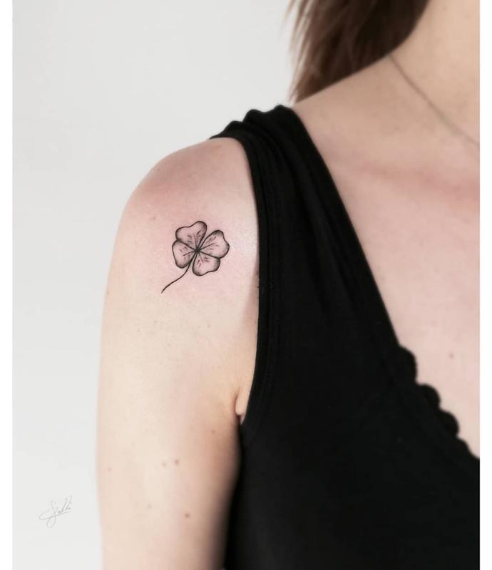 Pequeño tatuaje de flor en el hombro 4