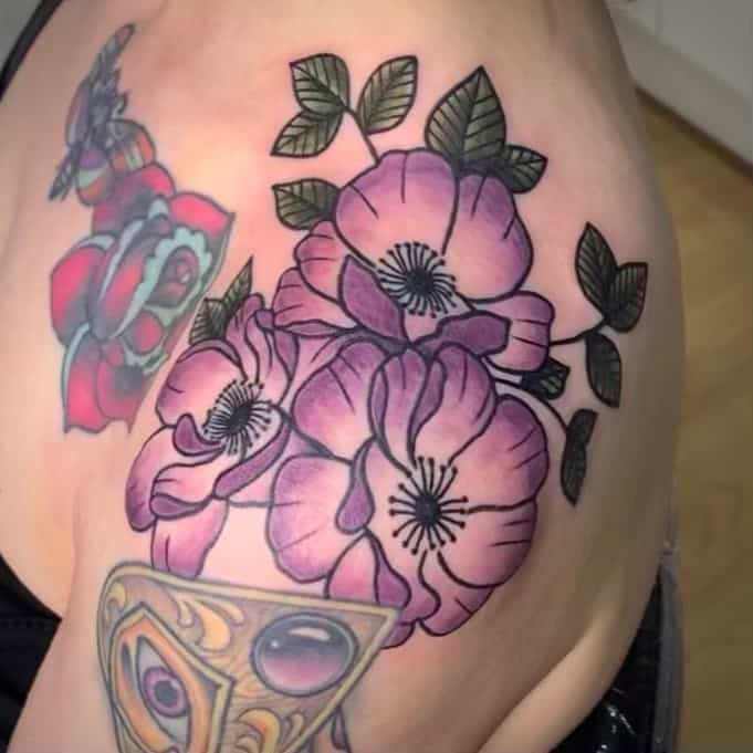 Tatuaje de flor grande en el hombro 3