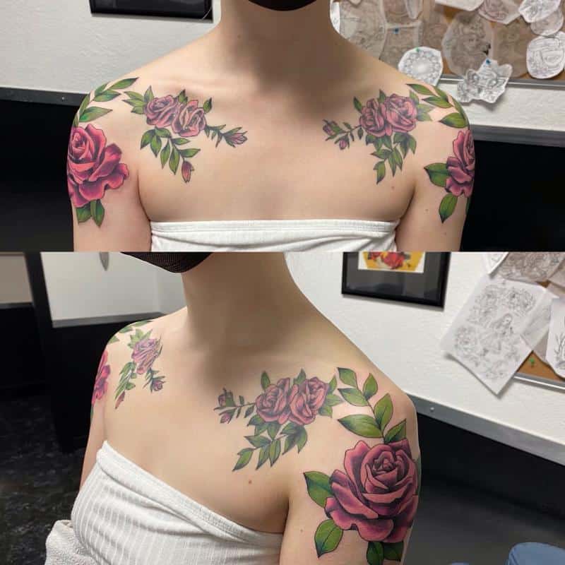 Tatuaje de flor grande en el hombro 1