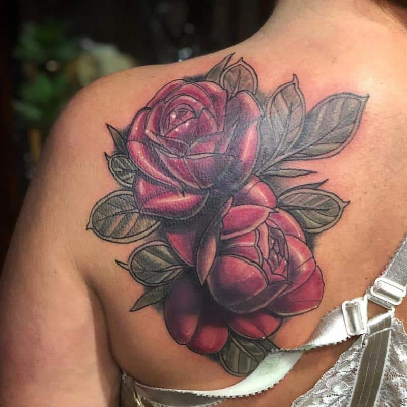 Tatuaje de flor grande en el hombro 2