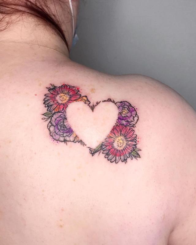 Pequeño tatuaje de flor en el hombro 5