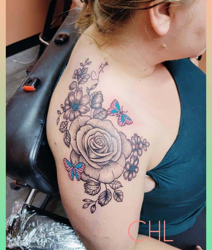 Tatuaje de flor grande en el hombro 4