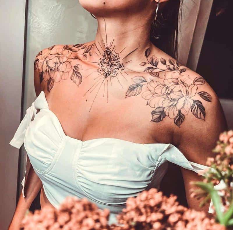 Tatuaje de flor grande en el hombro 5