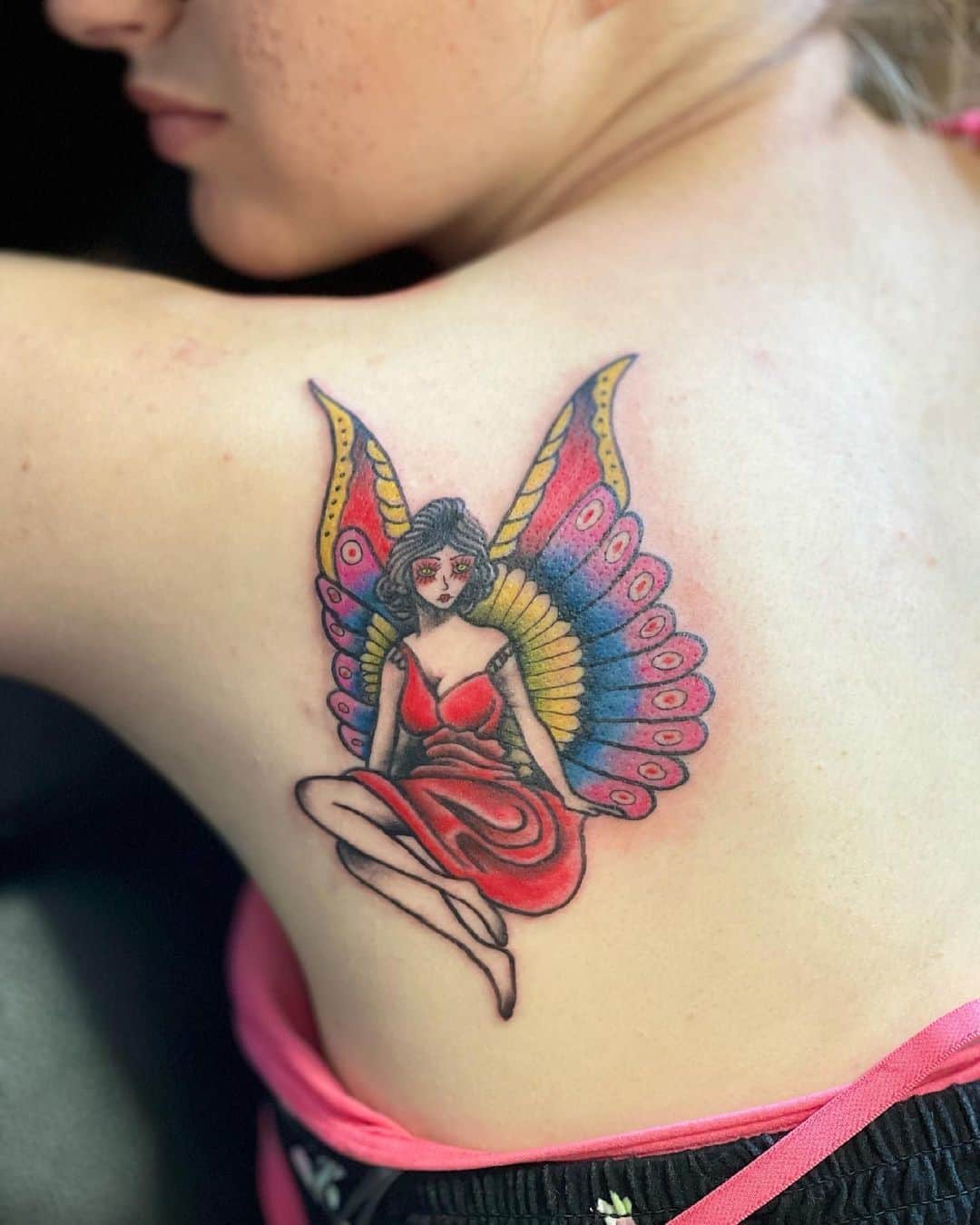 Tatuaje de mariposa de hadas de colores brillantes