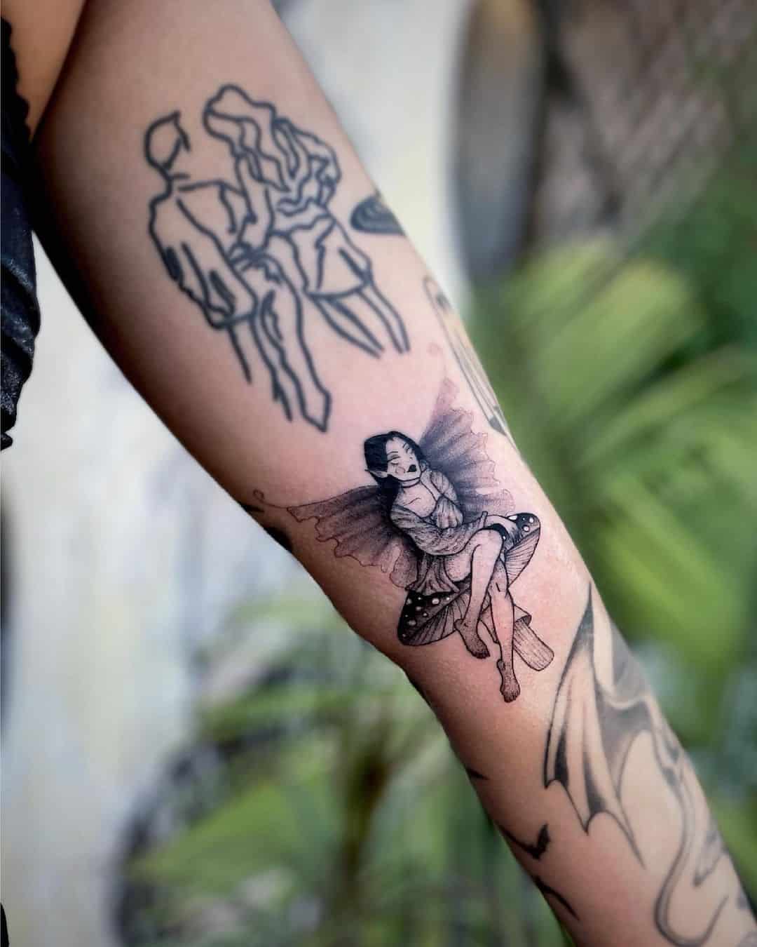 Tatuaje en el brazo, hada negra
