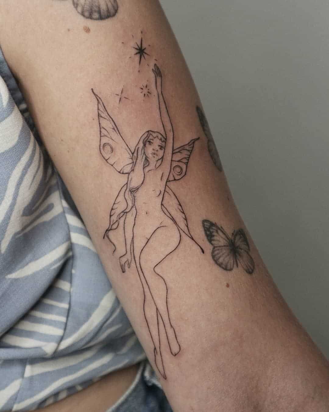 Tatuaje de polvo de hada tinta negra para brazo 