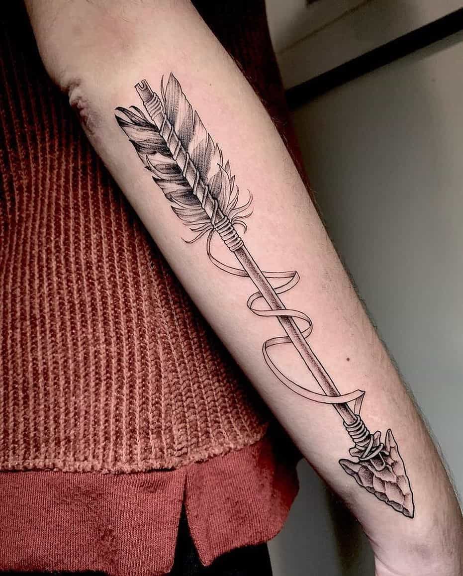 Diseños simples de tatuajes de flechas sobre el brazo