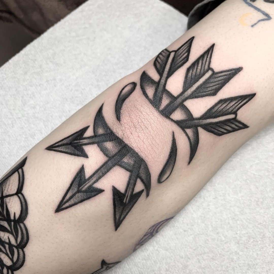 Ideas negras del tatuaje de 3 flechas