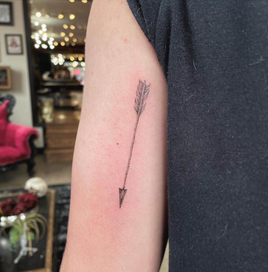 tatuaje de flecha en el brazo