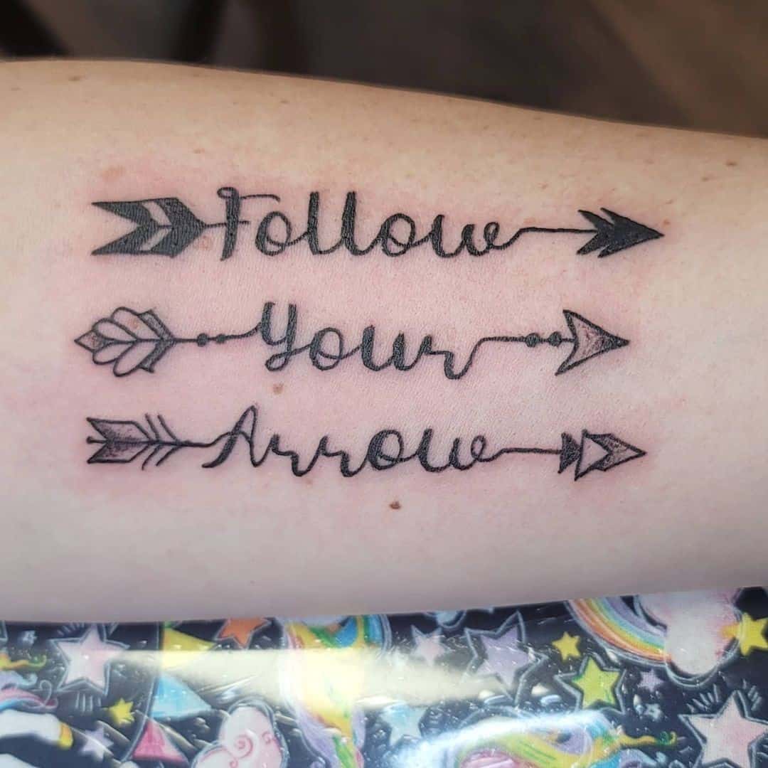 Tatuaje inspirador de flecha
