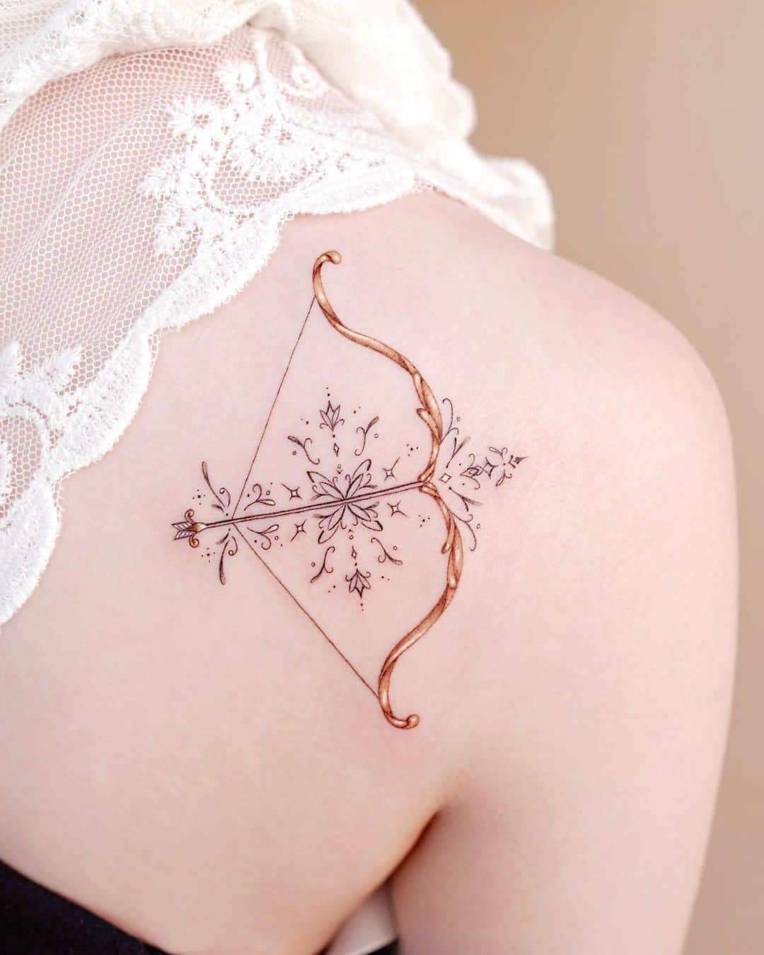 Tatuaje De Arco Y Flecha