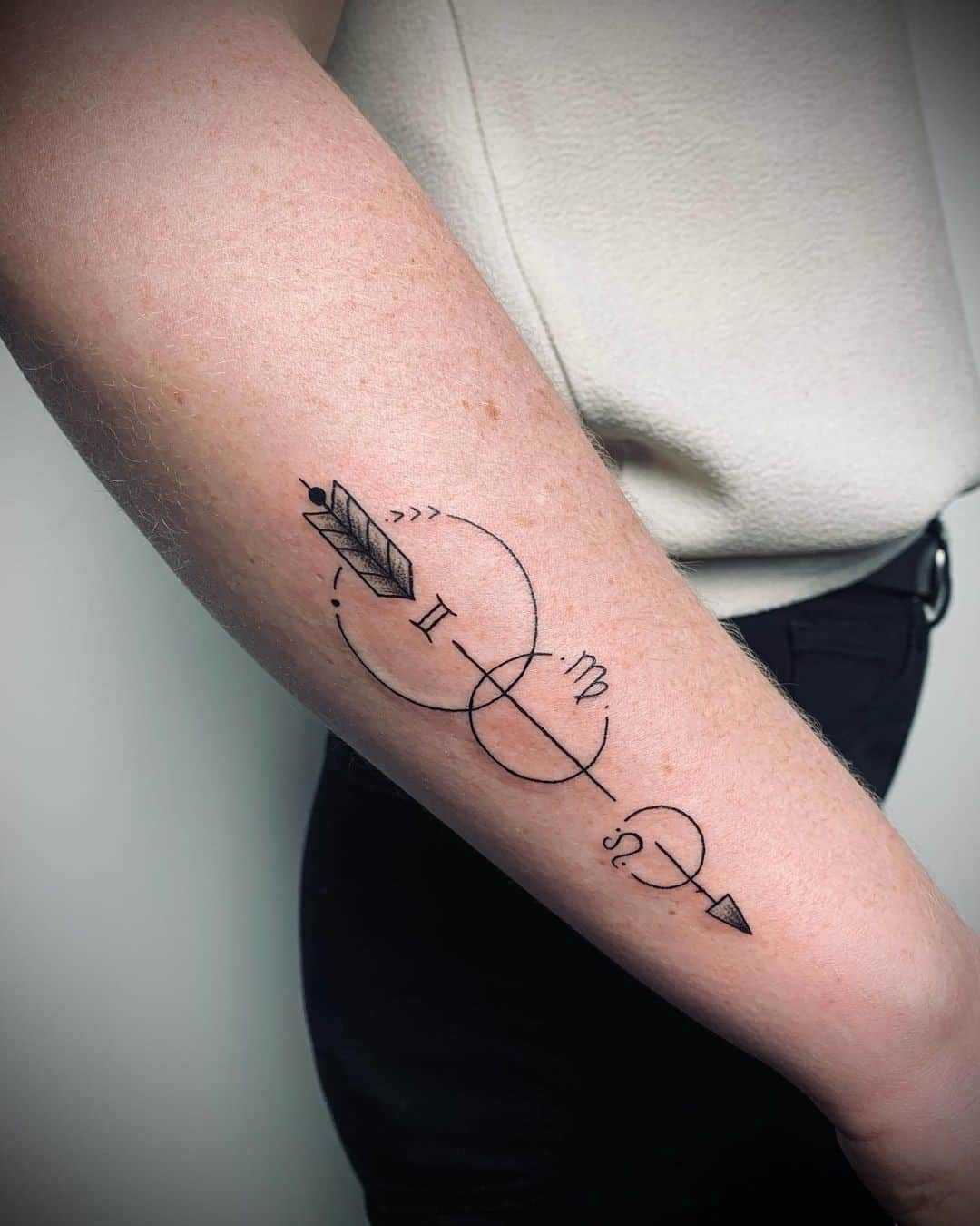 Flecha Geométrica Tatuaje