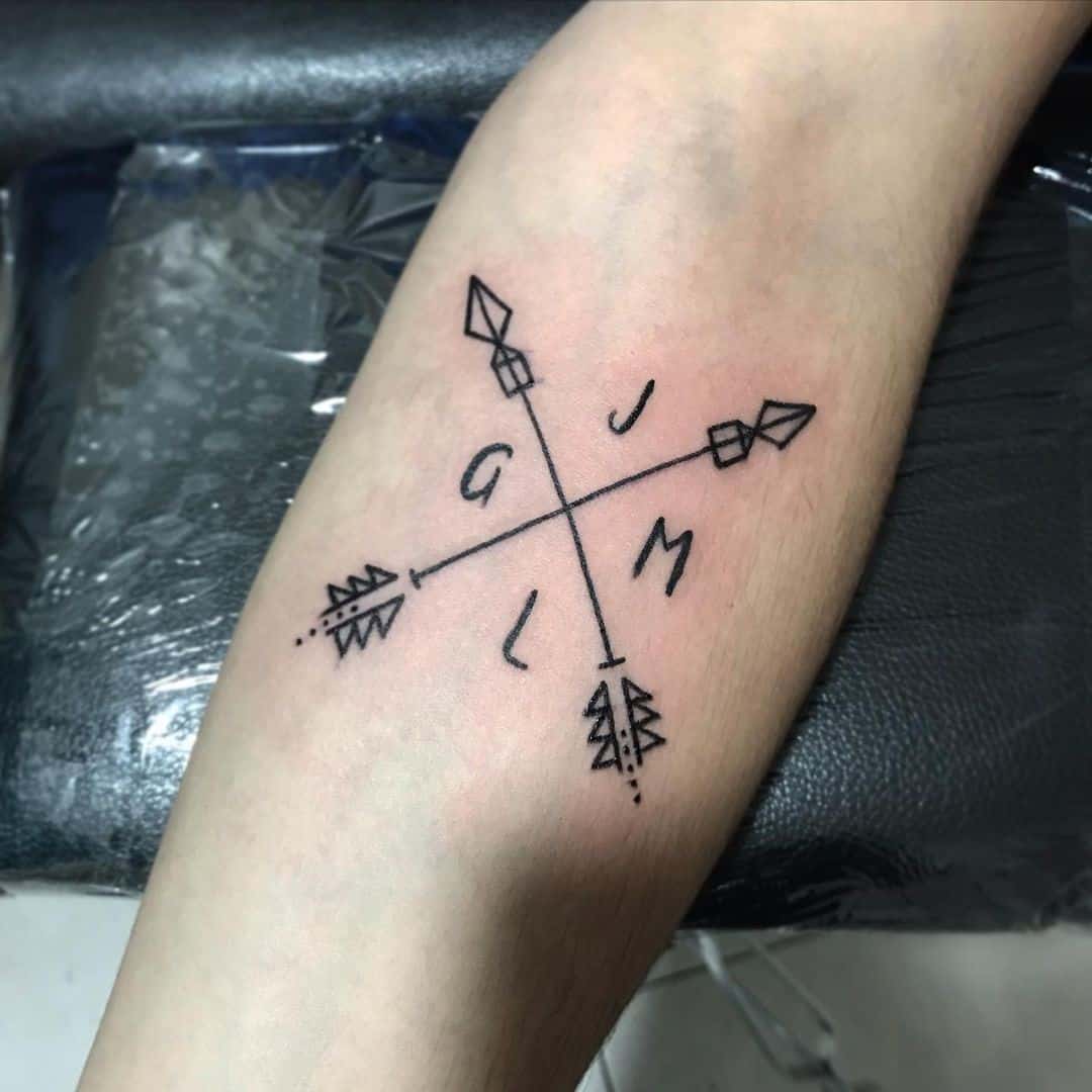 Pequeño tatuaje de flecha en el brazo