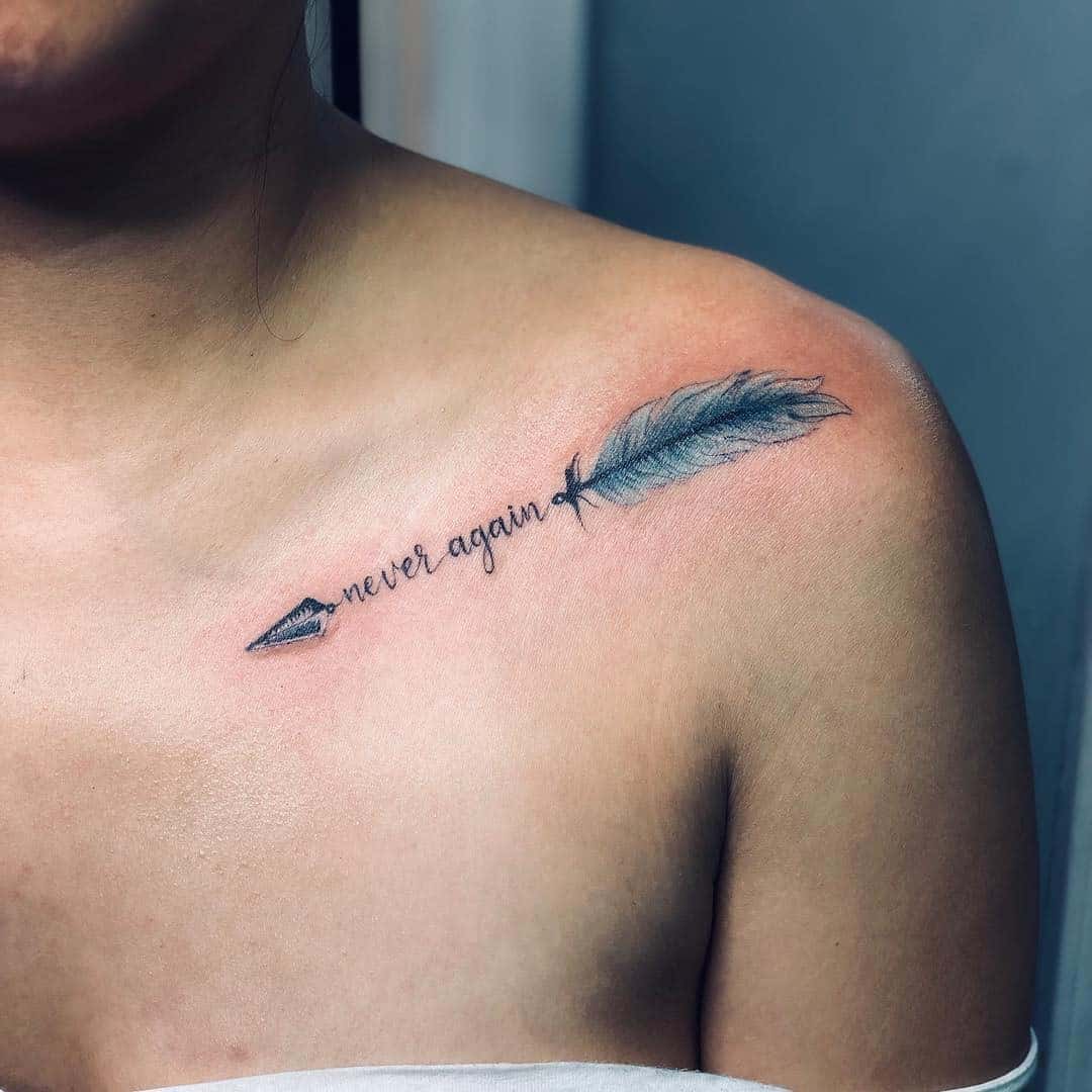 Tatuaje de flecha de pluma sobre el pecho