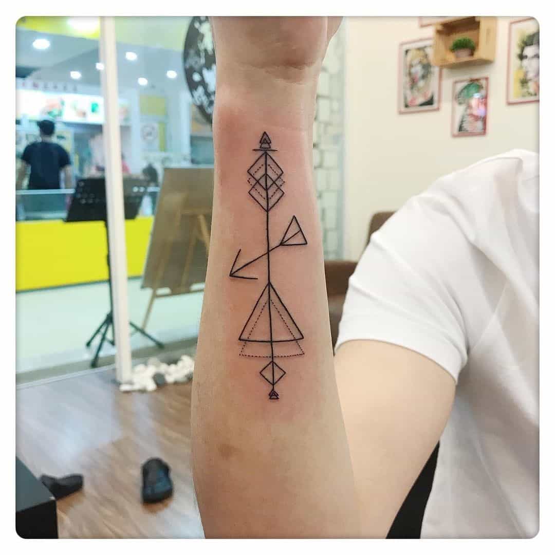Concepto de tatuaje de flecha geométrico y único