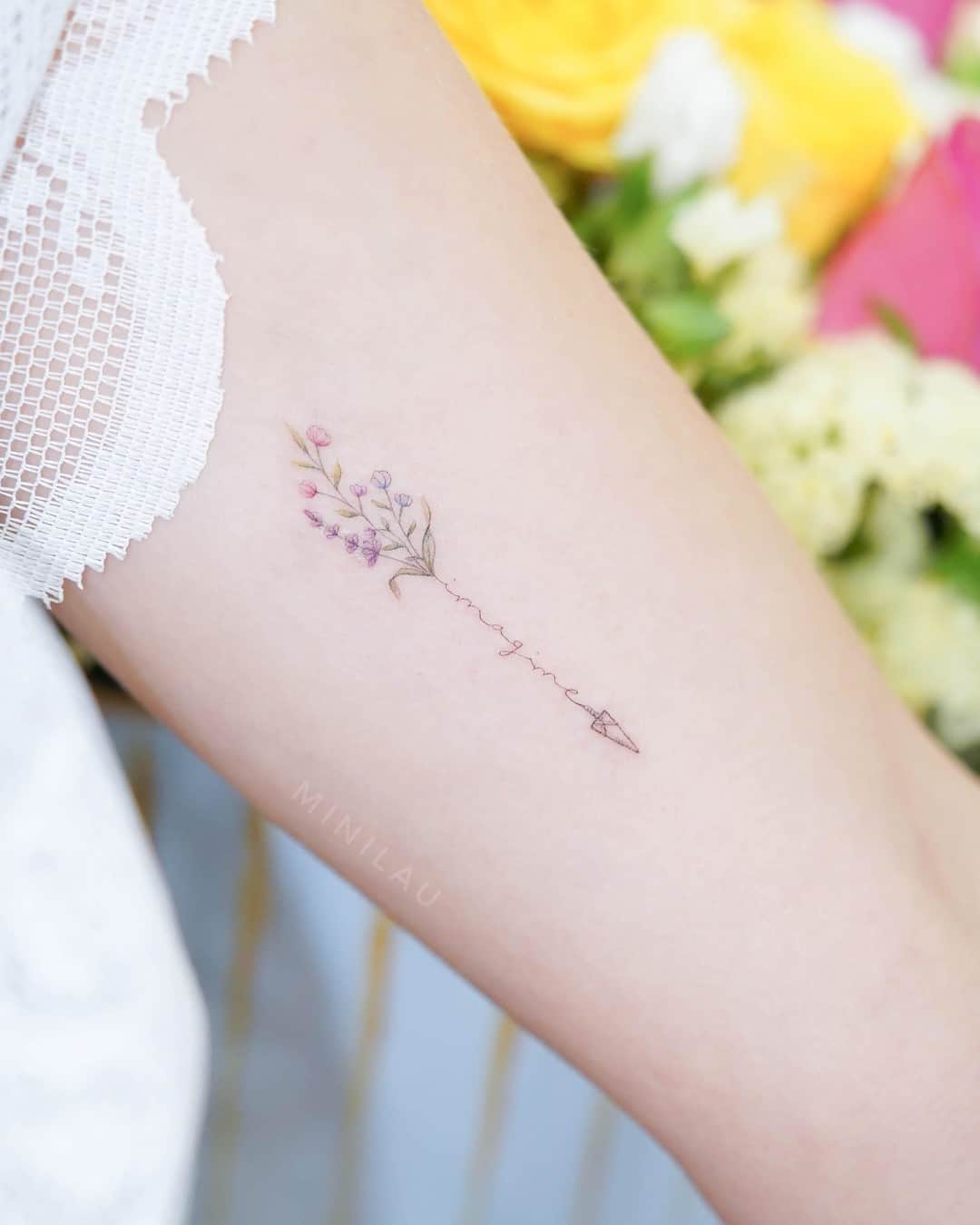 Tatuaje de flecha delicada y pequeña para mujer.