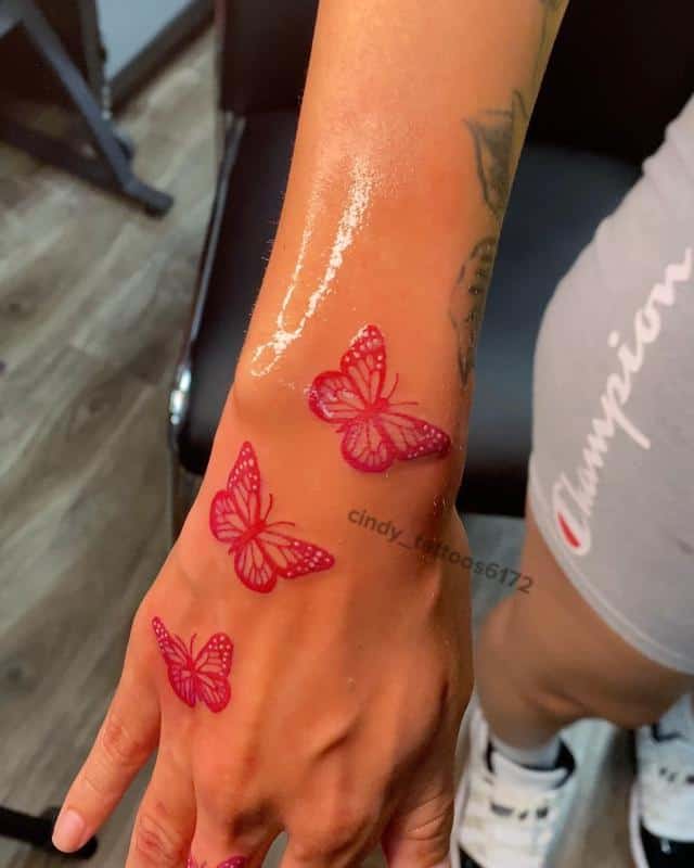 Tatuaje de mariposa roja 2