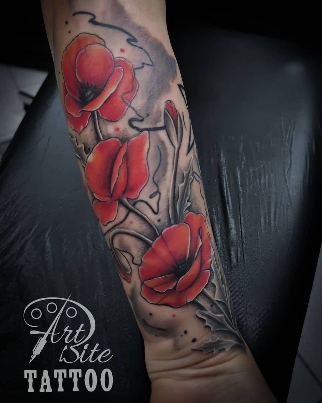 Idea de antebrazo de diseños de tatuaje de flor de amapola