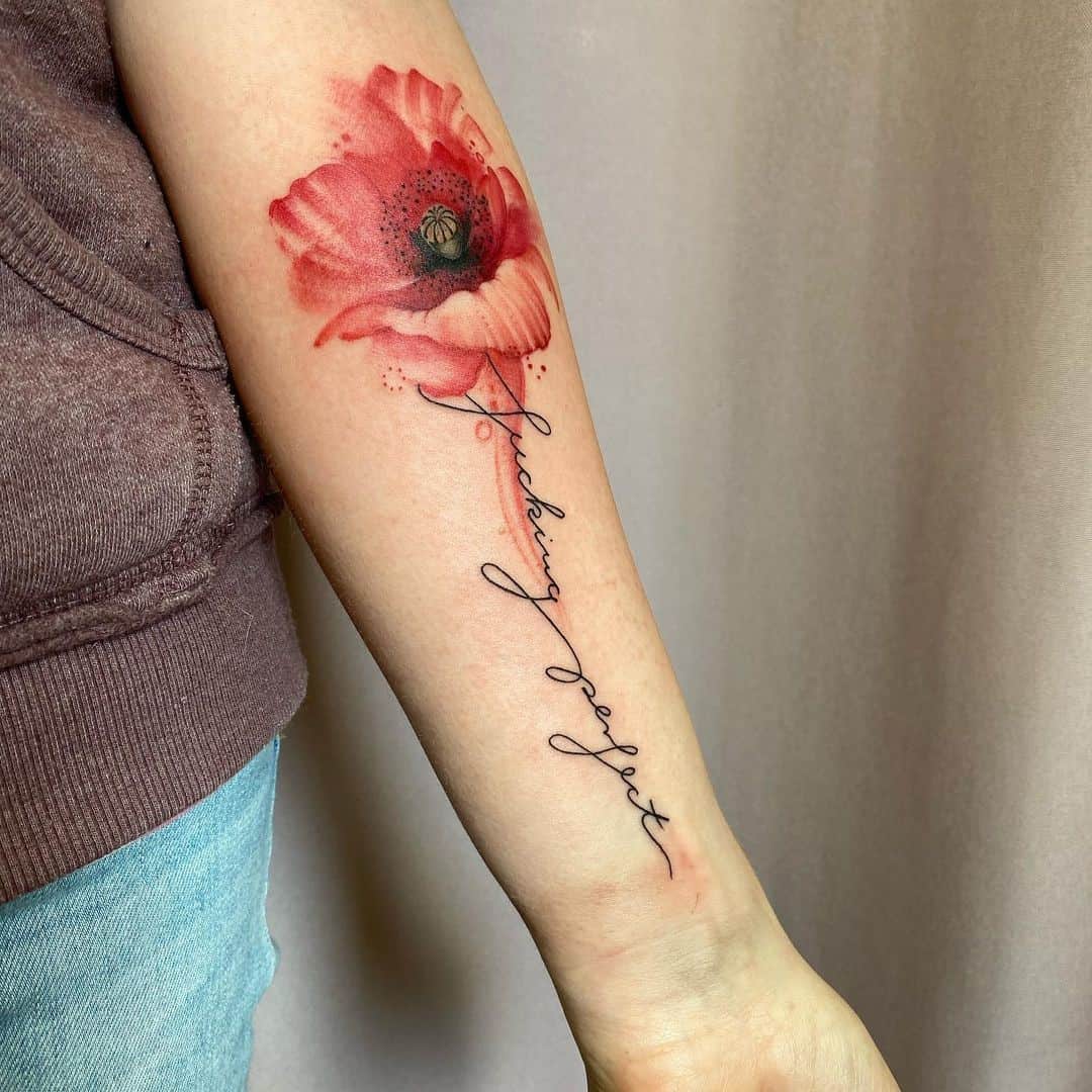 Tatuaje de flor de amapola roja con un dicho