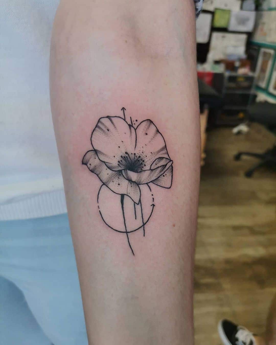 Idea negra del esquema del tatuaje de la flor de la amapola