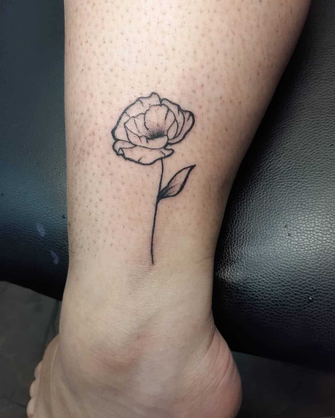 Idea de tatuaje de flor de amapola negra