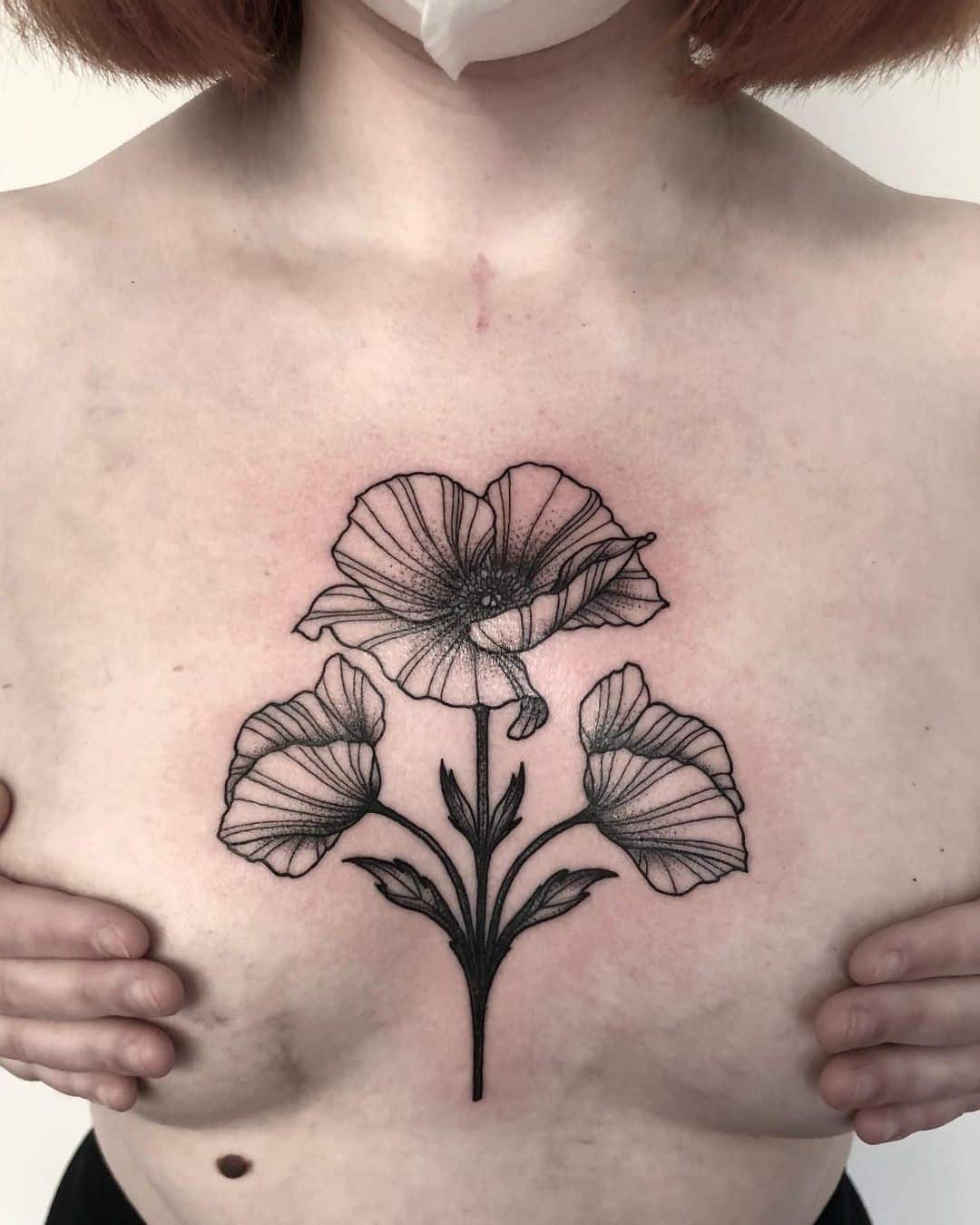 Tatuaje en el pecho, flor de amapola