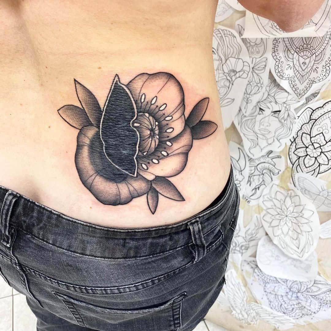 Tatuaje de flor de amapola grande en la espalda lateral