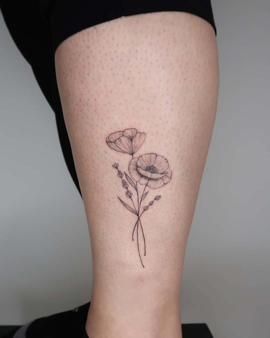 Lindo tatuaje artístico de flor de amapola