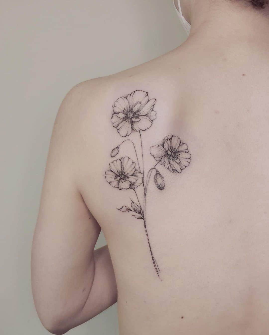 Tinta minimalista del tatuaje de la flor de la amapola