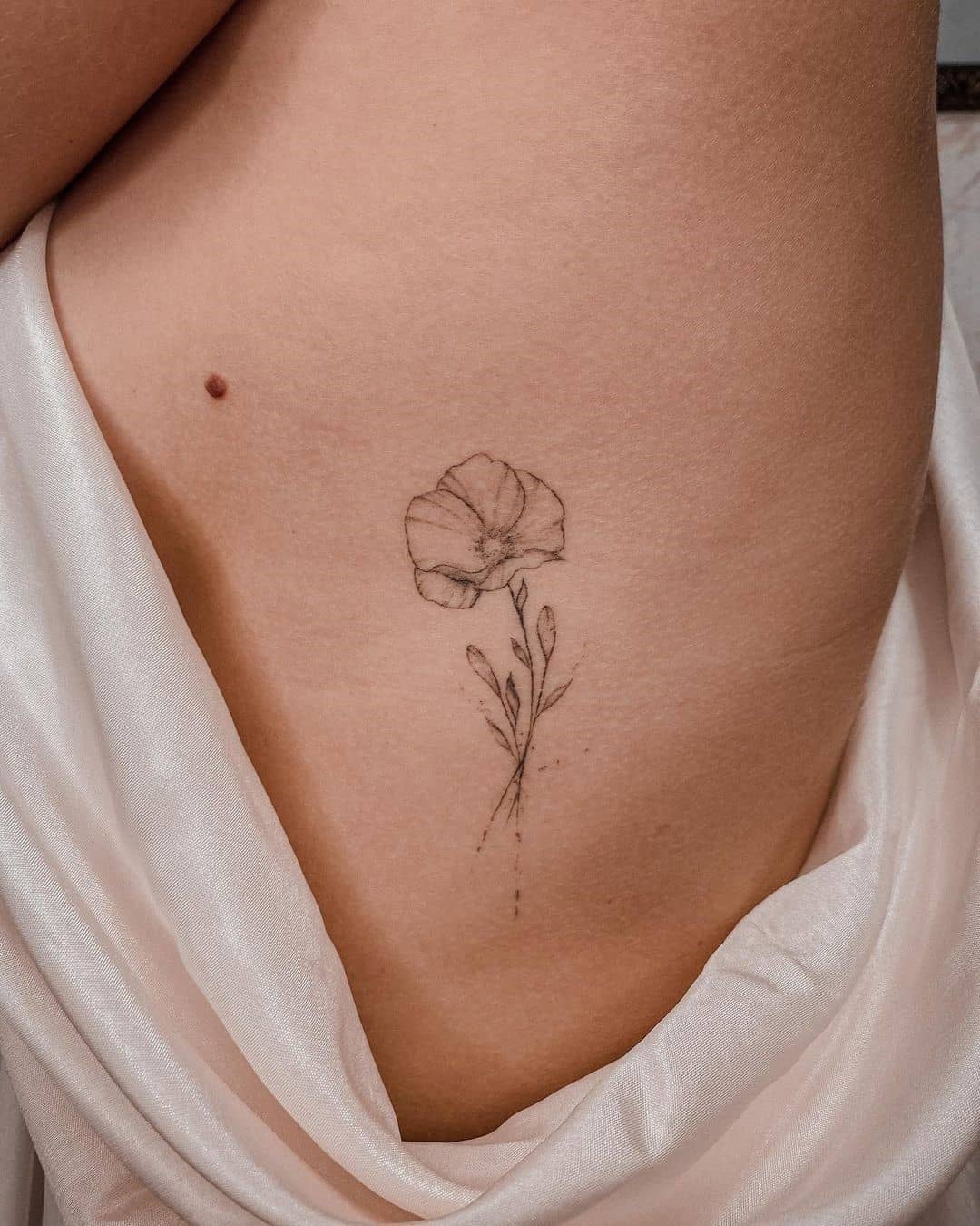 Tatuaje de flor de amapola pequeña femenina