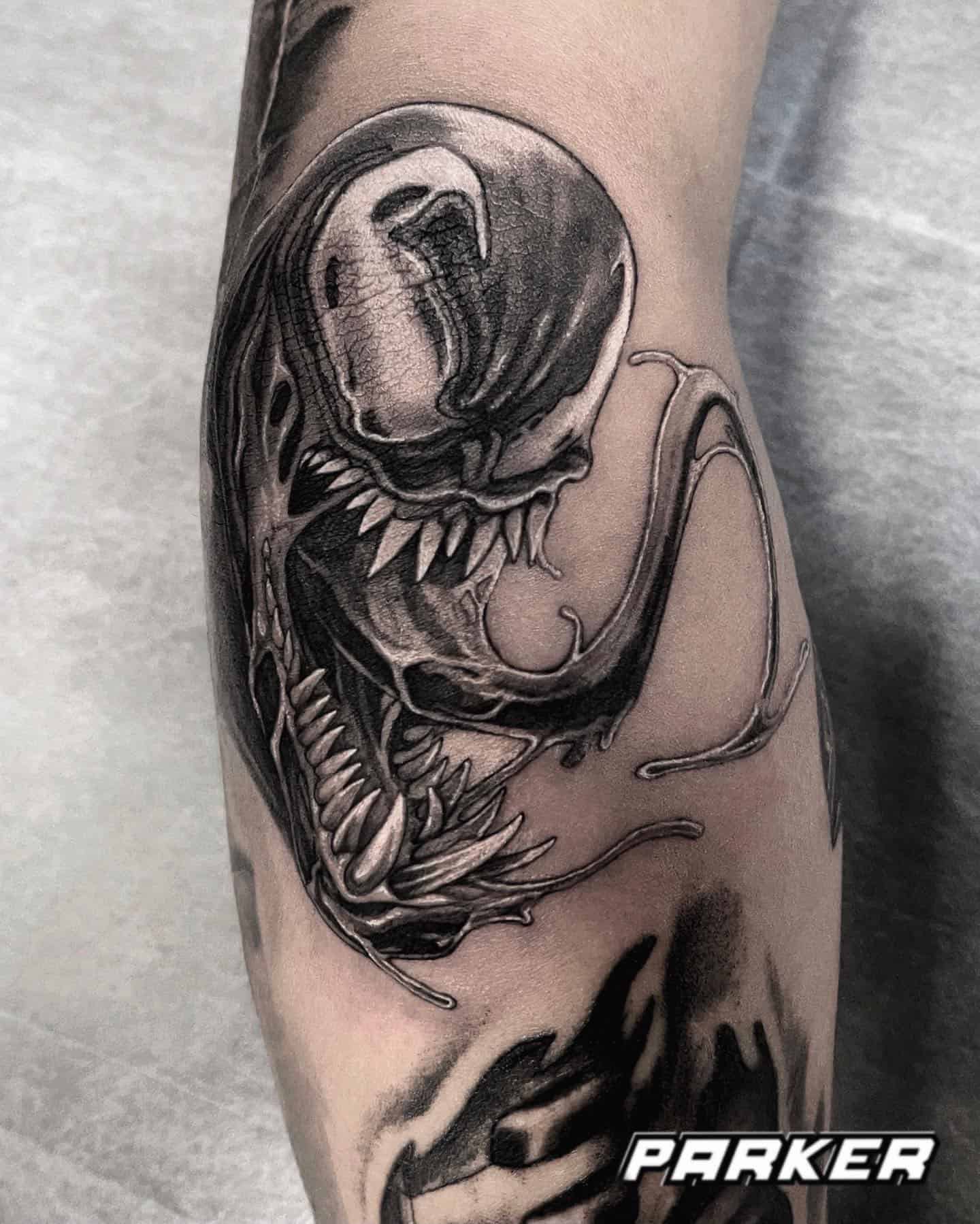 Venom negro y gris tatuajes 3